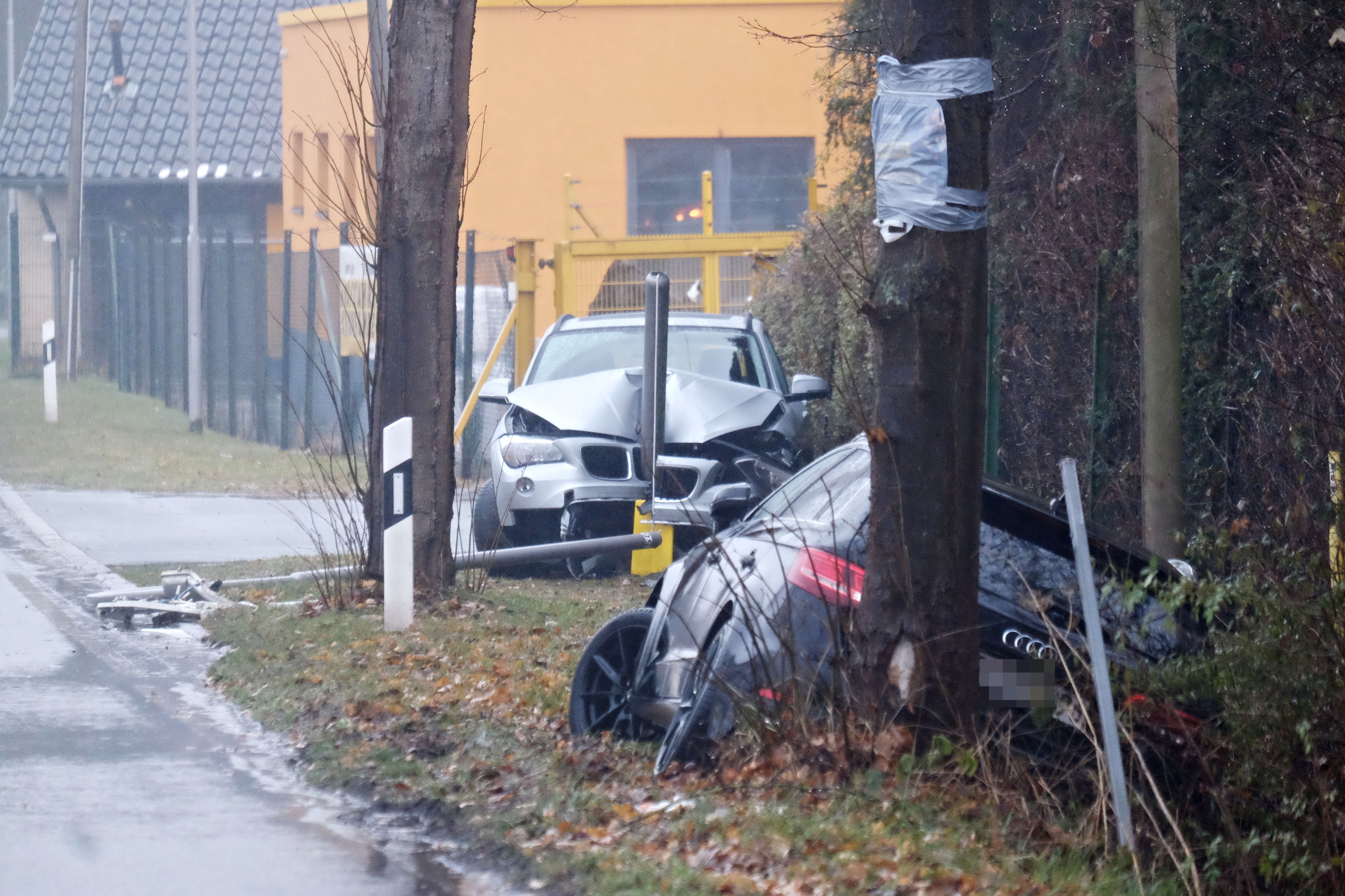 Glatteis Im Kreis Paderborn: B64 Und K27 Wieder Frei – Dutzende Unfälle ...