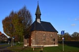 Düpmanns Kapelle bei Hiddingsel, mit der bei Radfahrern und Spaziergängern beliebten Bank.