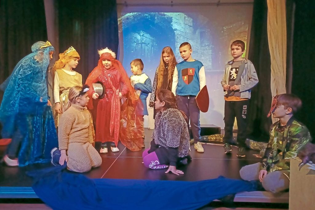 Flüchtlingskinder reden miteinander wie im Märchen