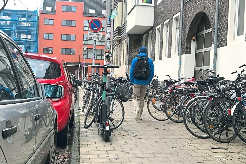 Im Hansaviertel blockieren viele Leezen die Bürgersteige