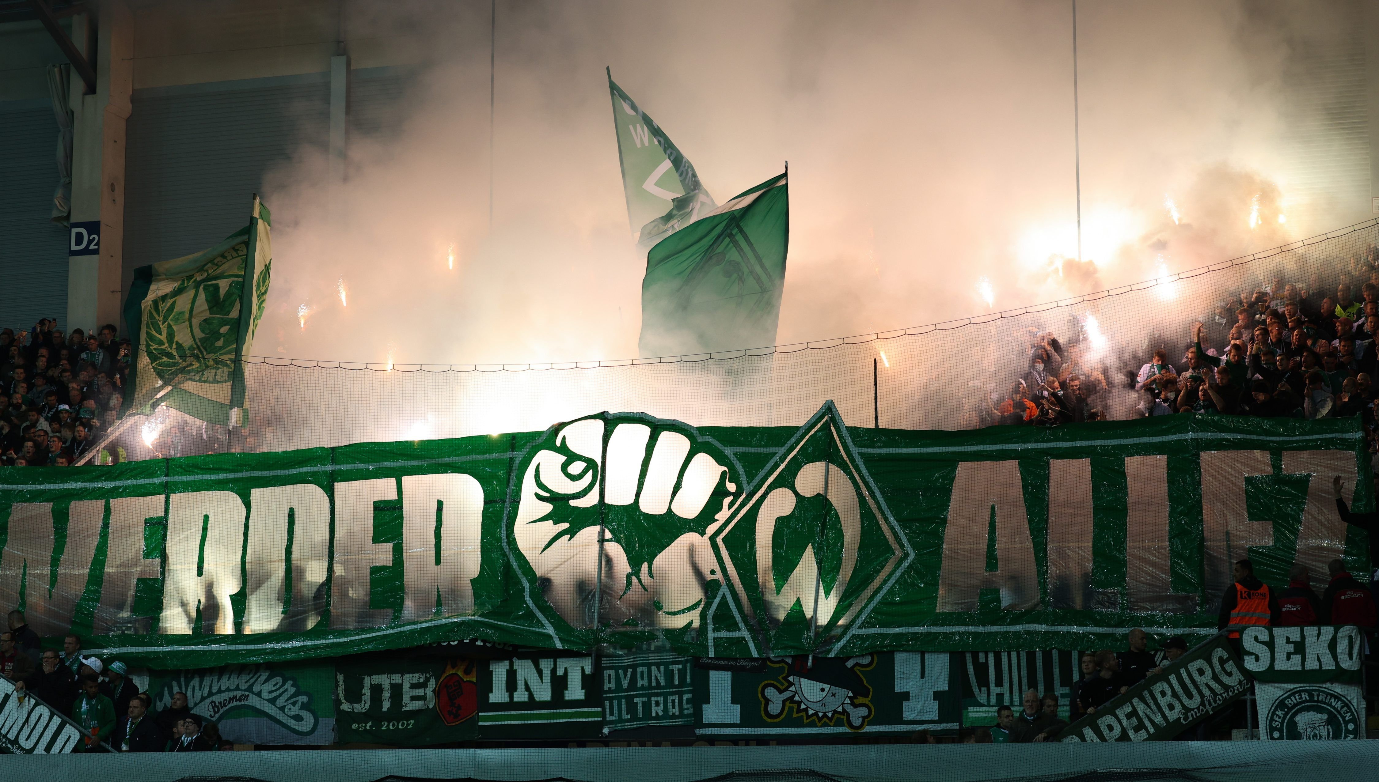 Nach Pyro-Einsatz In Paderborn: Werder Bremen Muss Fünfstellige Strafe ...