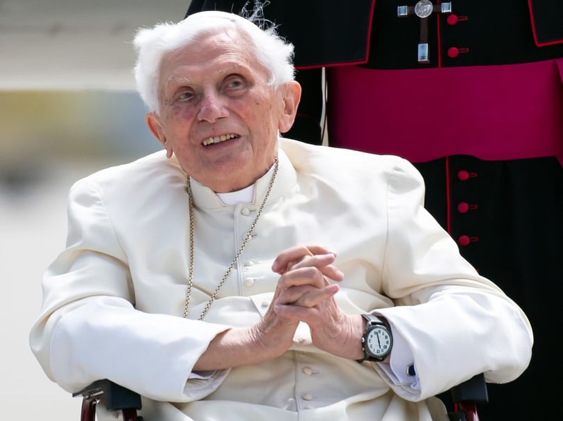 28. Dezember 2022: Papst Franziskus teilt mit, Benedikt sei „sehr krank“, und bittet die Gläubigen um ein „spezielles Gebet“ für den 95-Jährigen.31. Dezember 2022: „Schmerzerfüllt muss ich mitteilen, dass Benedikt XVI., Papst Emeritus, heute um 9:34 Uhr im Kloster Mater Ecclesiae im Vatikan verstorben ist“, teilt der Sprecher des Heiligen Stuhls, Matteo Bruni, mit. Der Gesundheitszustand des gebürtigen Bayern hatte sich zuletzt verschlechtert.
