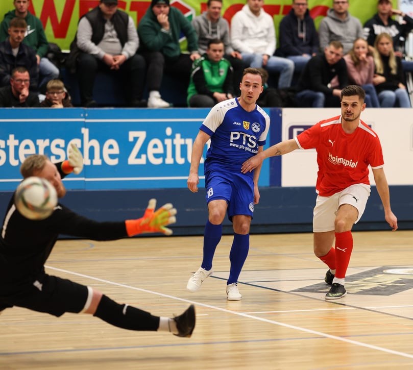 Nils Johannknecht (Mitte) trifft für seinen TuS Hiltrup im Spiel gegen die Ex-Stadtis-Flemmer um Keeper Christoph Hunnewinkel (links) und Georg Schrader (rechts).
