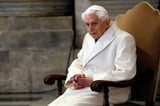 Fast acht Jahre lang hat Joseph Ratzinger als Papst Benedikt XVI. die katholischen Christen geführt. Die wichtigsten Stationen seines Lebens: