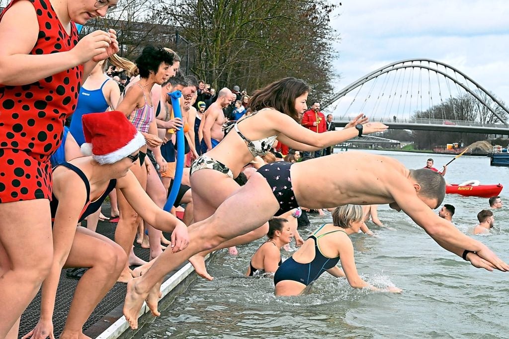 300 springen am „Warmbadetag“ in den Kanal
