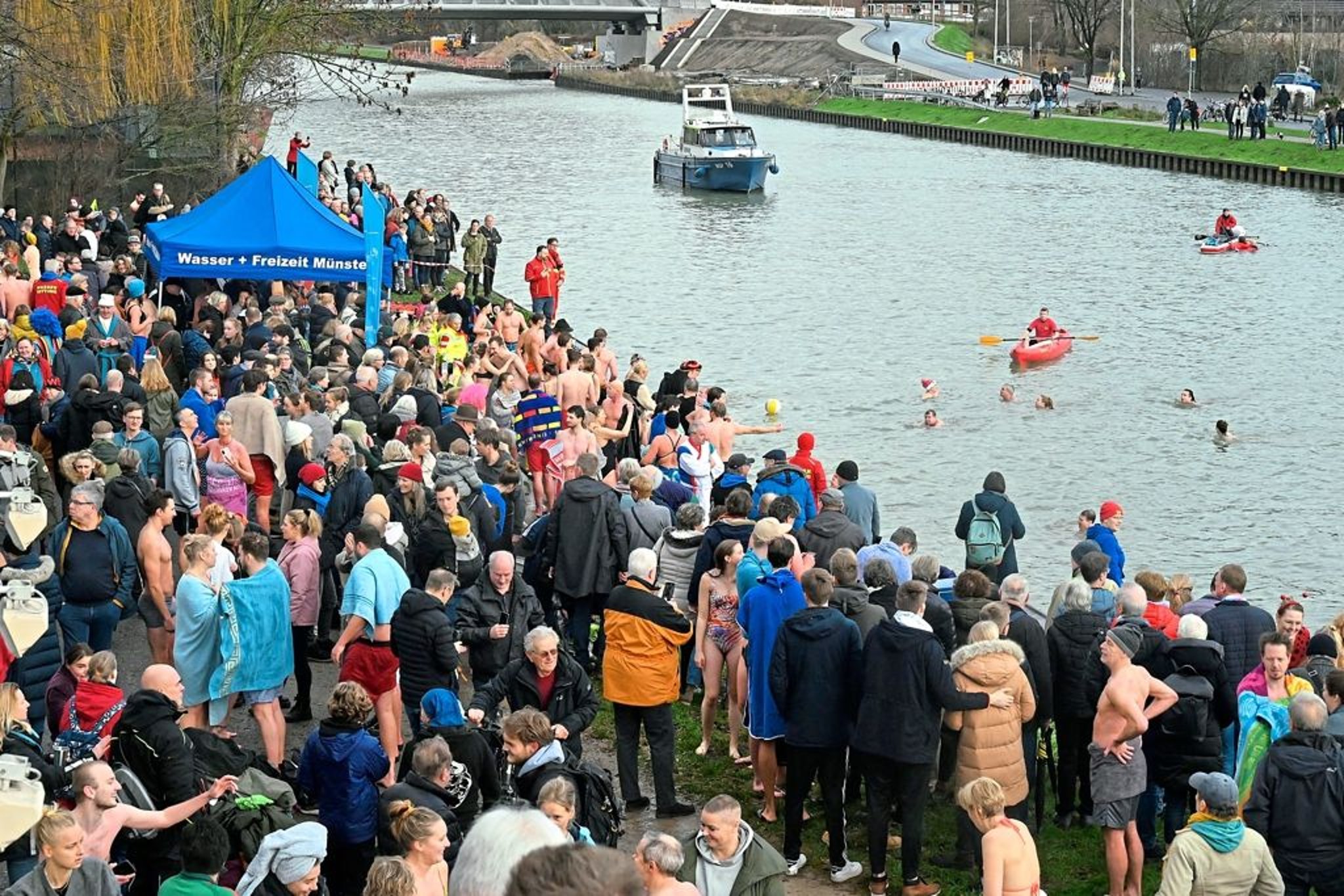 Neujahrsschwimmen am Kanal 2023