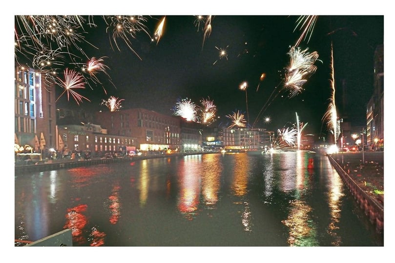 Feuerwerk am Hafen läutete das neue Jahr ein.
