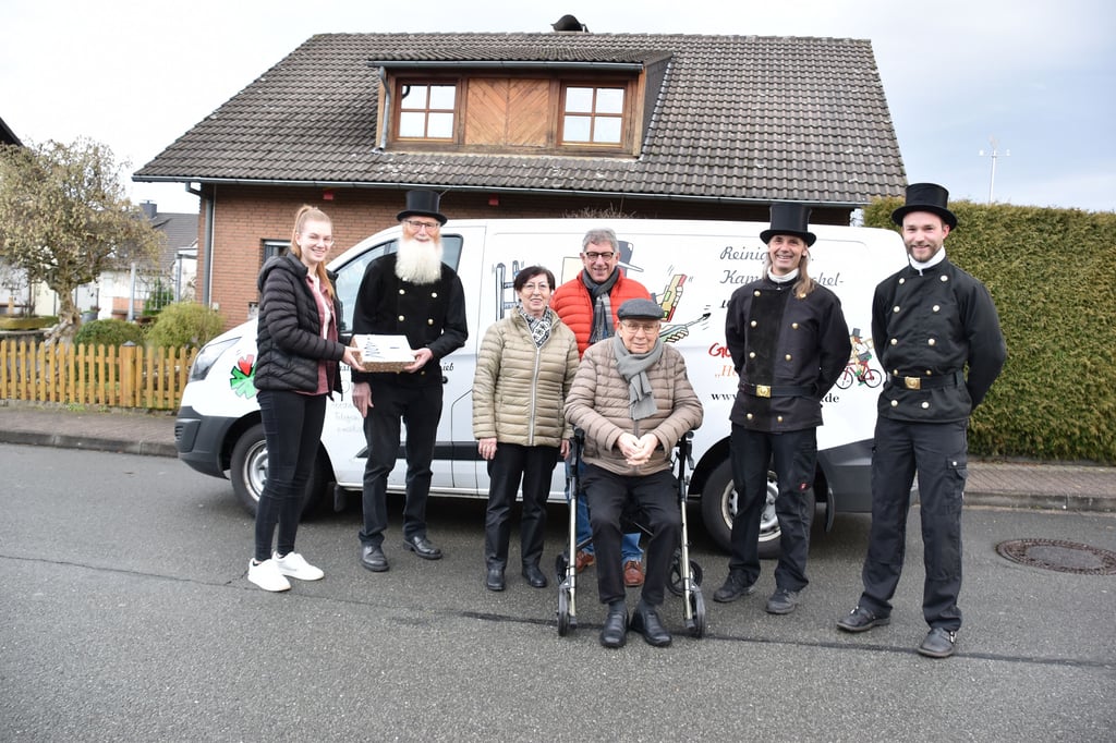 Willebadessen: Siedlung Weinberg singt für  Glückstour der Schornsteinfeger