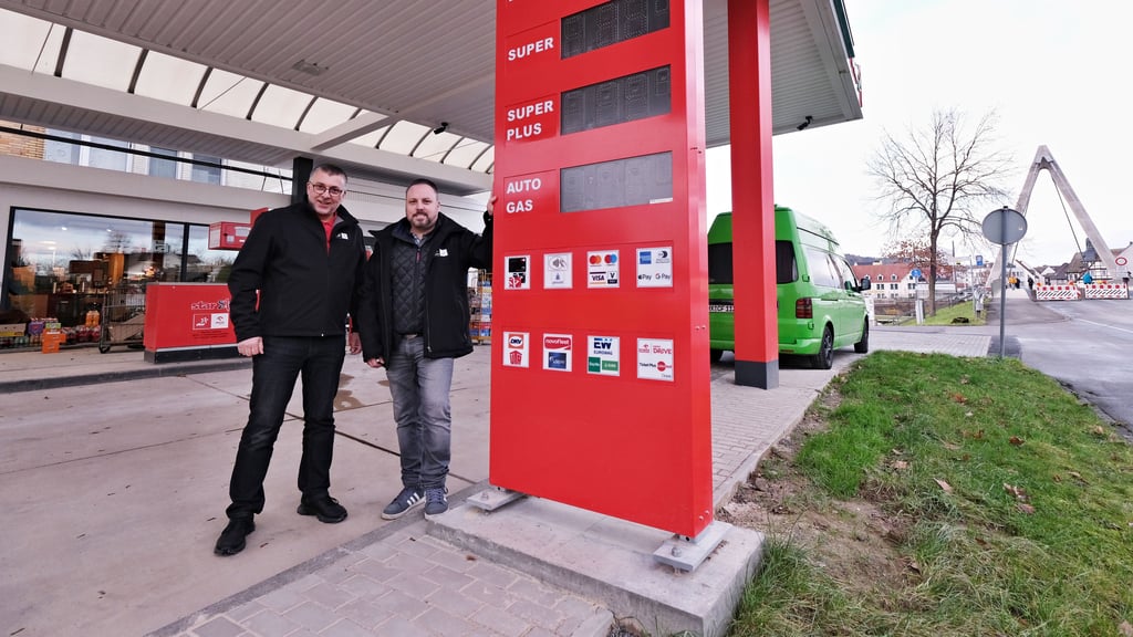 Nach Umbau StarTankstelle neben Weserbrücke in Höxter