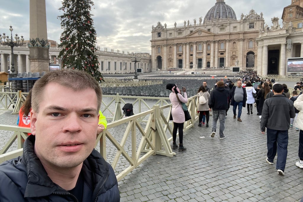 Lehrer aus Warburg  betet am Leichnam von Benedikt XVI.