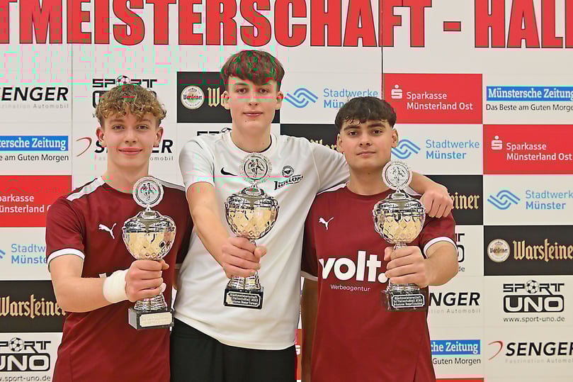 Spielerehrung v.l.: FCG-Kicker Frederik Oelgemöller (bester Spieler), Borussias Tormann Giacomo Behrendt (bester TW) und der Gievenbecker Emre Can (bester Torschütze).