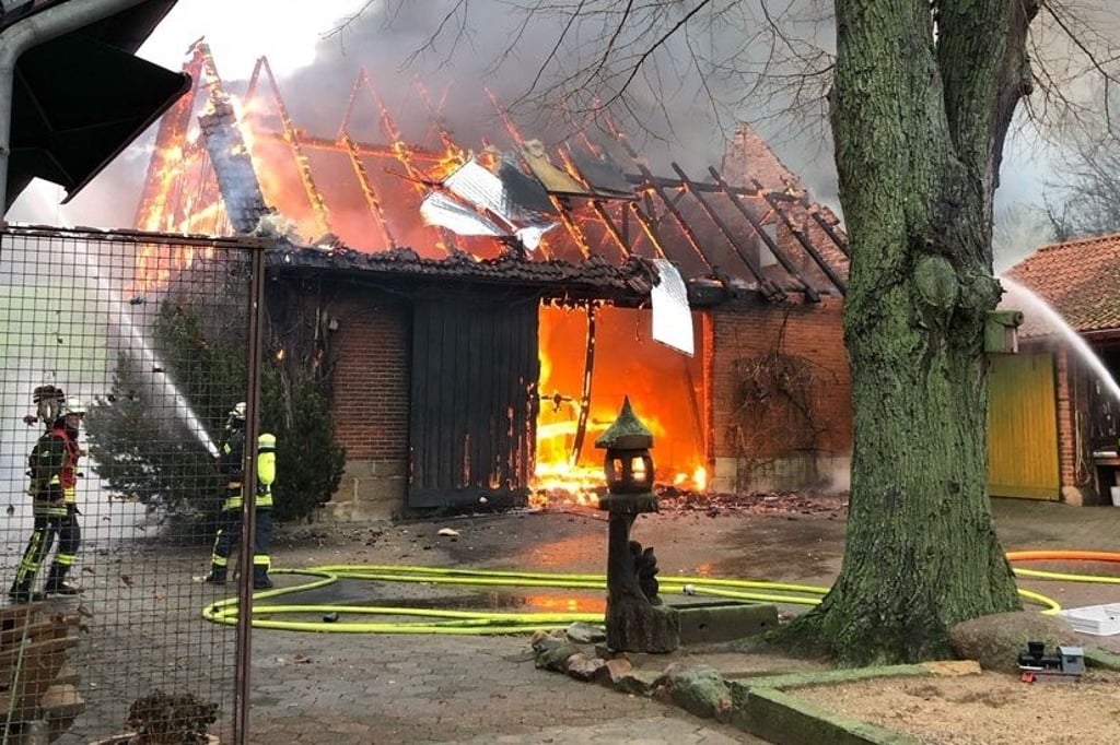 Porta Westfalica: Scheune in Flammen