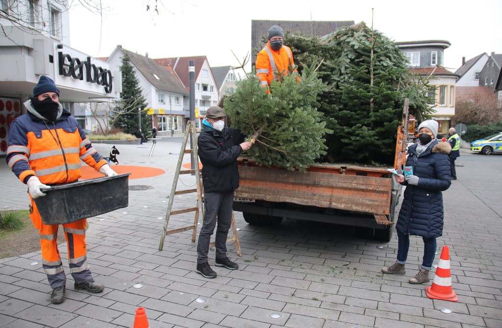 alter Weihnachtsbaum gegen Gutschein Sammelaktion in Delbrück