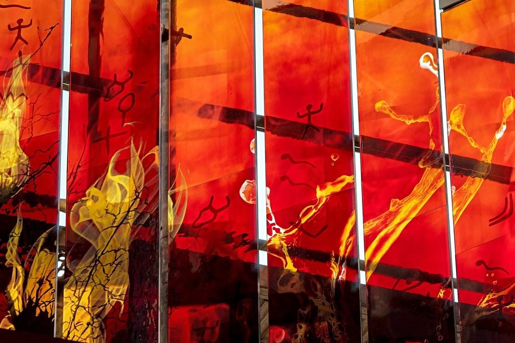 Farbstarke Glaskunst: Blickfang in der Kapelle des Tita-Cory-Campus