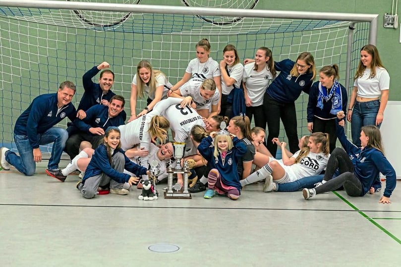 Der BSV Ostbevern gewinnrt in der Beverhalle das eigene Turnier um den Volksbank-Bever-Cup.