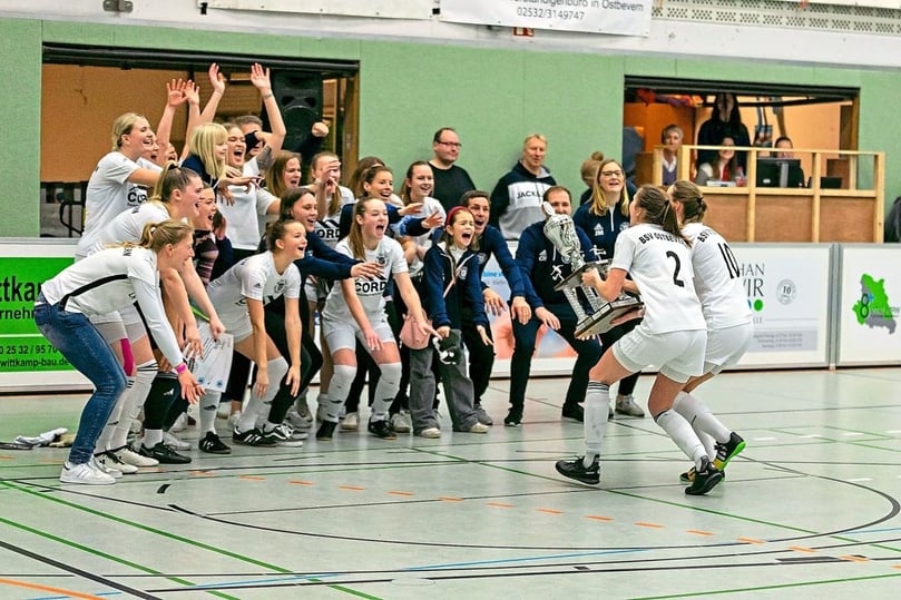 Der BSV Ostbevern gewinnrt in der Beverhalle das eigene Turnier um den Volksbank-Bever-Cup.