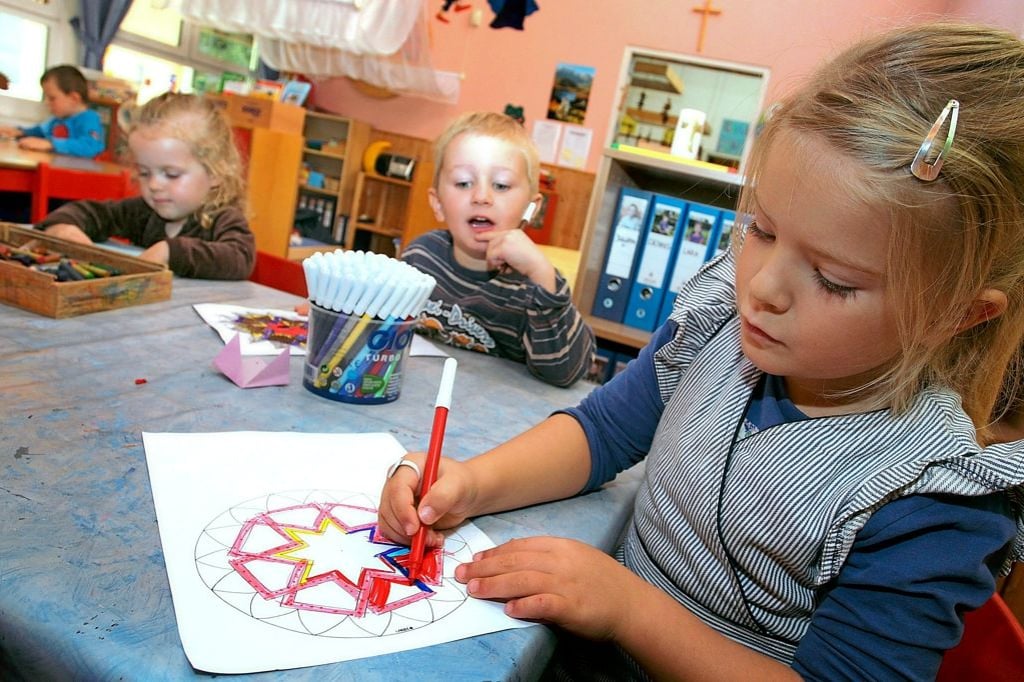 Entlastung bei Elternbeiträgen: Kita-Eltern müssen bis März warten