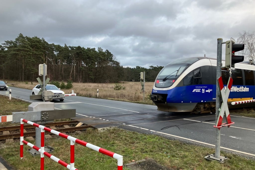 85-jähriger Autofahrer durchbricht geschlossene Bahnschranke