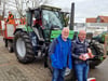 Aktion Tannenbaum des CVJM Rahden: Thorben Müller und Klaus Ahrens (auf dem Trecker), Manfred Staubach und Achim Rehling (vor dem Traktor.