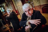 Der Paderborner Erwin Grosche ist seit 50 Jahren auf der Bühne. Interview-Termin mit dem bekannten Paderborner Kabarettisten, Schriftsteller und Schauspieler im Café Röhren in Paderborn.