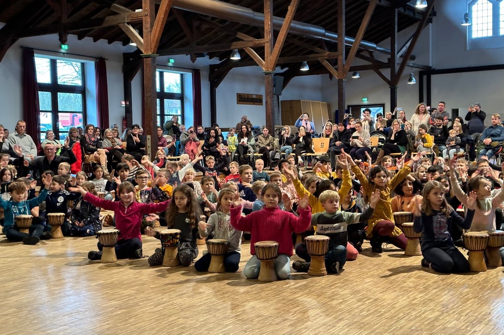 Warburg: „Trommelzauber“ entführt Kinder der Falk-Schule nach Afrika