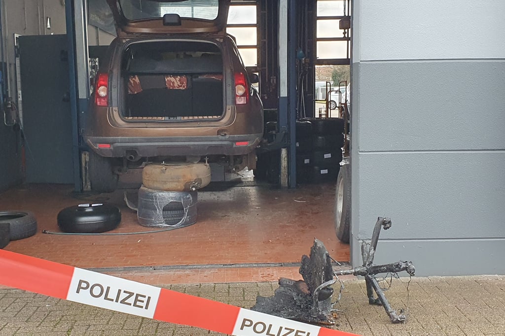 Feuer im Autohaus in Höxter: Brandursache bleibt ungeklärt