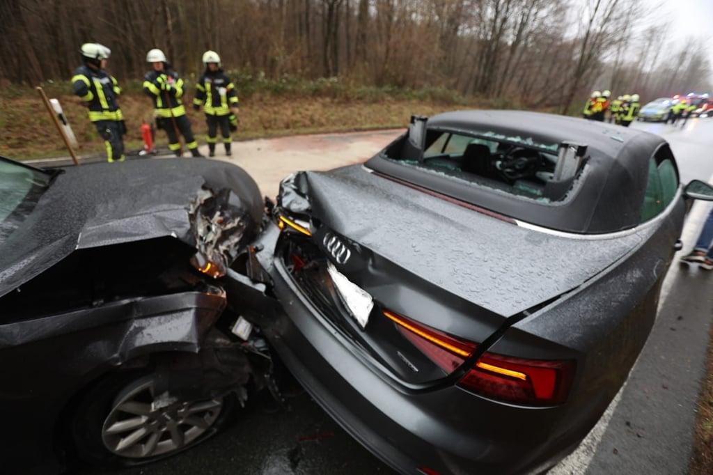 Unfall zwischen Siebenstern und Neuenheerse: Frau (29) in Lebensgefahr