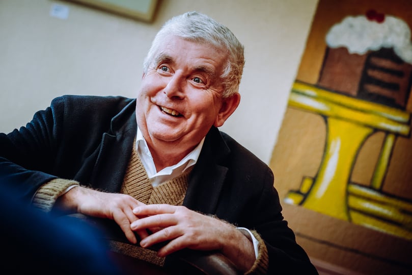 Der Paderborner Erwin Grosche ist seit 50 Jahren auf der Bühne. Interview-Termin mit dem bekannten Paderborner Kabarettisten, Schriftsteller und Schauspieler im Café Röhren in Paderborn.