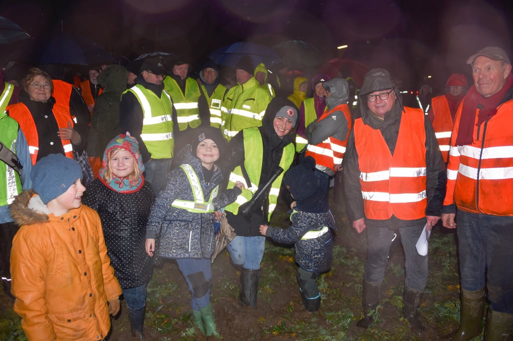 Bis zu 300 Menschen protestieren in Elverdissen gegen Neubaupläne der Bahn