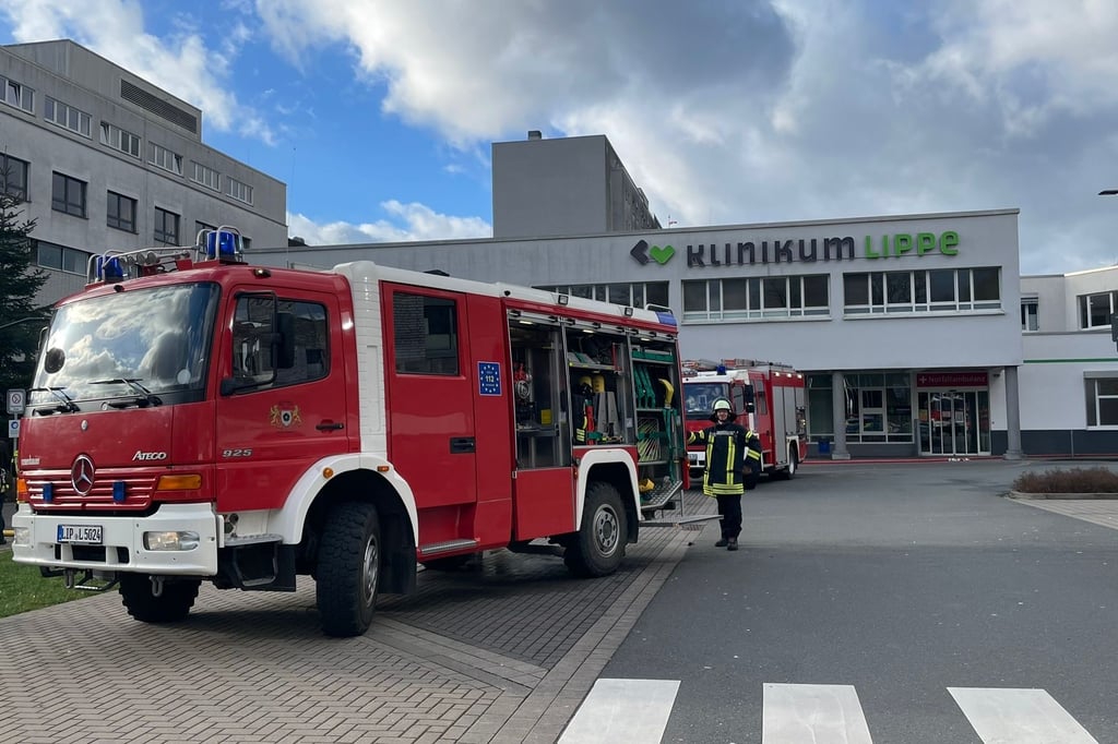 Großalarm: Mindestens eine tote Person bei Krankenhausbrand in Lemgo