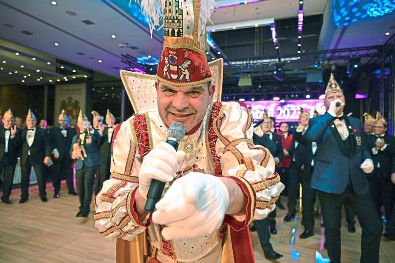 Neben Schlagerstar Michael Holm („Mendocino“) griff am Samstagabend beim Prinzenball 2023 auch Prinz Mario Engbers zu Mikro.