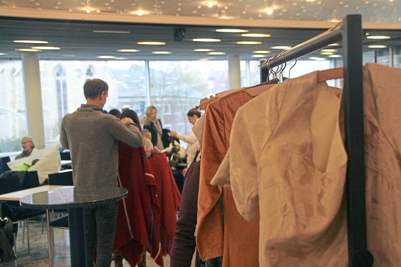 Wer am vergangenen Samstag um 14 Uhr im Theater Münster war, kam in ein ordentliches Gedränge. Im oberen Foyer verkaufte das Theater einen Teil seiner Kostüme und Accessoires.