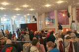 Wer am vergangenen Samstag um 14 Uhr im Theater Münster war, kam in ein ordentliches Gedränge. Im oberen Foyer verkaufte das Theater einen Teil seiner Kostüme und Accessoires.