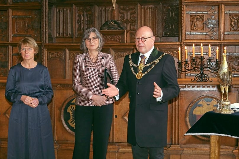 Prof. Dr. Barbara Stollberg-Rilinger wurde in Friedenssaal begrüßt.