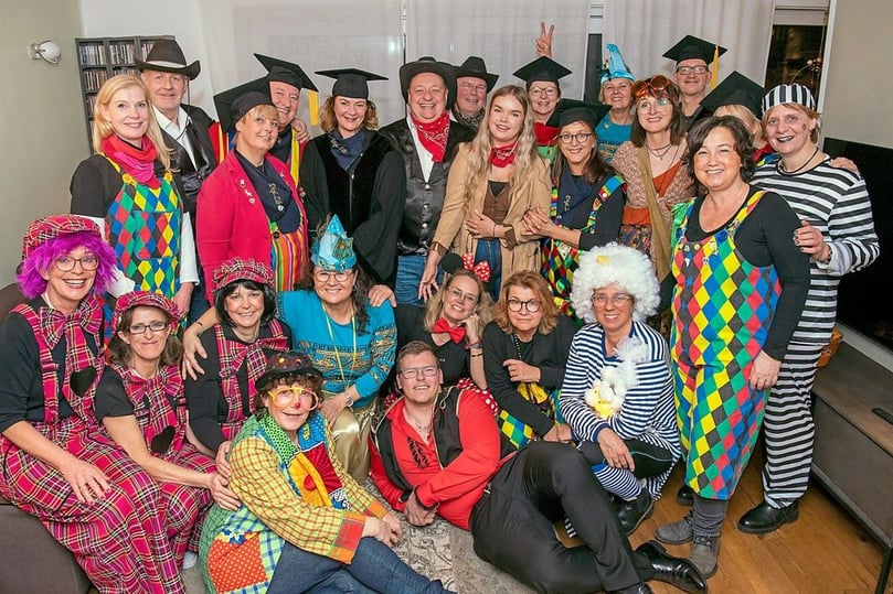 ...und ein Gruppenbild: Die Diplom-Zibomologen feiern ihr 35-jähriges Bestehen.