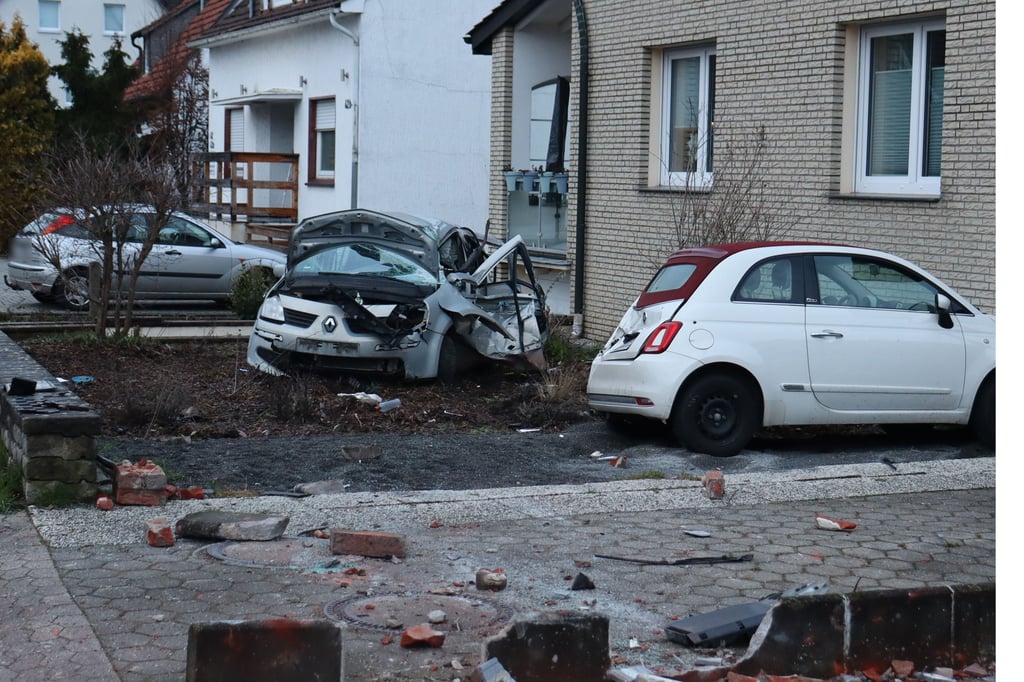Unfall in Bünde: 19-Jähriger rast mit Auto in Vorgarten und will flüchten