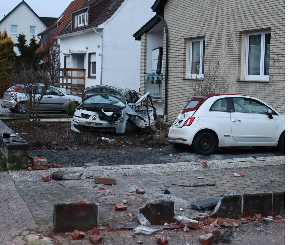 Unfall in Bünde: 19-Jähriger rast mit Auto in Vorgarten und will