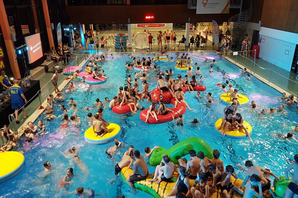 Discofieber im Wasser: 350 feiern im Pool