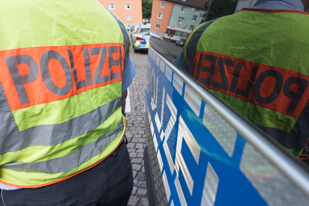Junger Radfahrer stürzt nach Zusammenstoß mit Auto