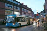 Zwar sind einige Haltestellen während der Bauphase gesperrt, aber durch die nahe Umleitung geben sich die Betreiber optimistisch: „Die Haltestellen­situation ist für uns und die Fahrgäste keine große Änderung“, sagt Florian Adler von den Stadtwerken. Die Anwohner der Senioren­residenz können eine Ersatzhaltestelle am Breul nutzen. „Spannend wird, wie gut die Umleitungen funktionieren, was die Kapazitäten angeht“, so Adler.