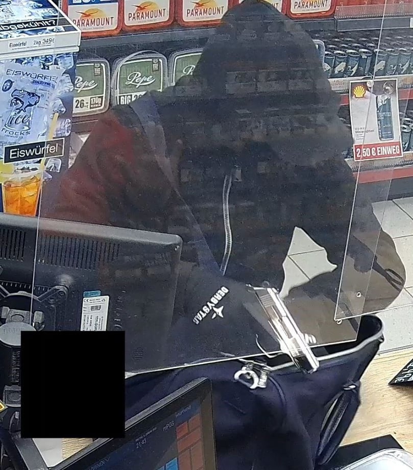 Die Polizei sucht mit diesen Aufnahmen nach einem Täter, der drei Tankstellen in Bielefeld und Steinhagen überfallen haben soll.