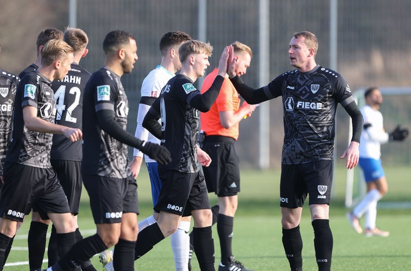 Simon Scherder (r.) beglückwünscht Marvin Benjamins zum 1:0-Führungstreffer.