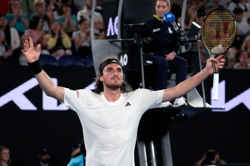 Tsitsipas porazí Sinnera – Swiatek selže