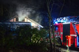 Mit einem Großaufgebot rückte die Freiwillige Feuerwehr am Sonntagabend einem Schwelbrand in einem Einfamilienhaus in der Nähe des Jugendstadions zu Leibe.