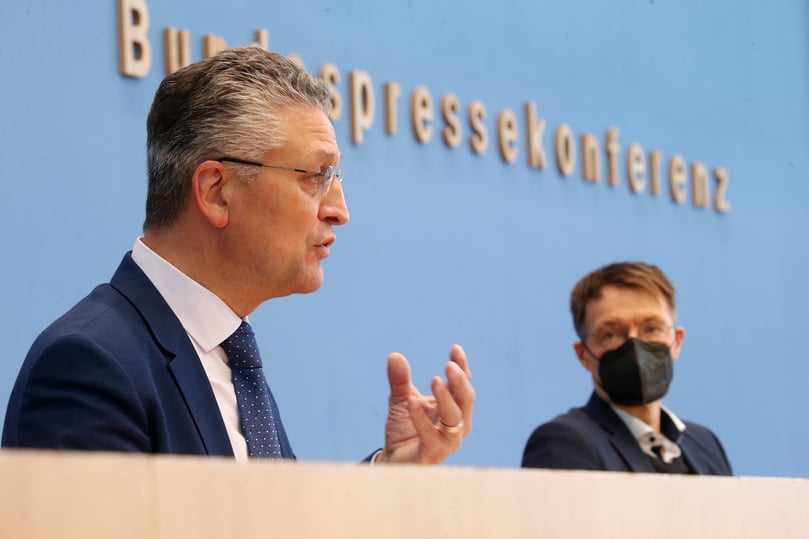 Januar 2023 - 11. Januar: RKI-Chef Lothar Wieler gibt nach rund acht Jahren seinen Rücktritt zum 1. April 2023 bekannt. 13. Januar: Die Maskenpflicht im öffentlichen Fernverkehr soll zum 2. Februar fallen, so Bundesgesundheitsminister Karl Lauterbach (SPD).