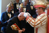 Beim traditionellen Empfang für die Prinzengarde wurde der Gastgeber, Bischof Felix Genn, von Prinz Mario I. mit einem Orden ausgezeichnet.