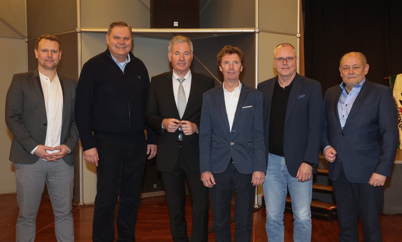 Von links: Thomas Pfeifer (links, Jahrgang 1987, Vertriebsleiter bei goracon Systemtechnik), Friedrich Lukas (2. von links, Jahrgang 1962, Bankkaufmann), Jürgen Becker (3. von rechts, Jahrgang 1956, Selbstständiger Steuerberater), Thomas Röttgermann (2. von rechts, Jahrgang 1960, Geschäftsführer bei Road Verwaltung und Consulting) und Wilfried Roth (rechts, Jahrgang 1952, Geschäftsführer Wohnkonzepte 24 und ImmoVerbund 24)