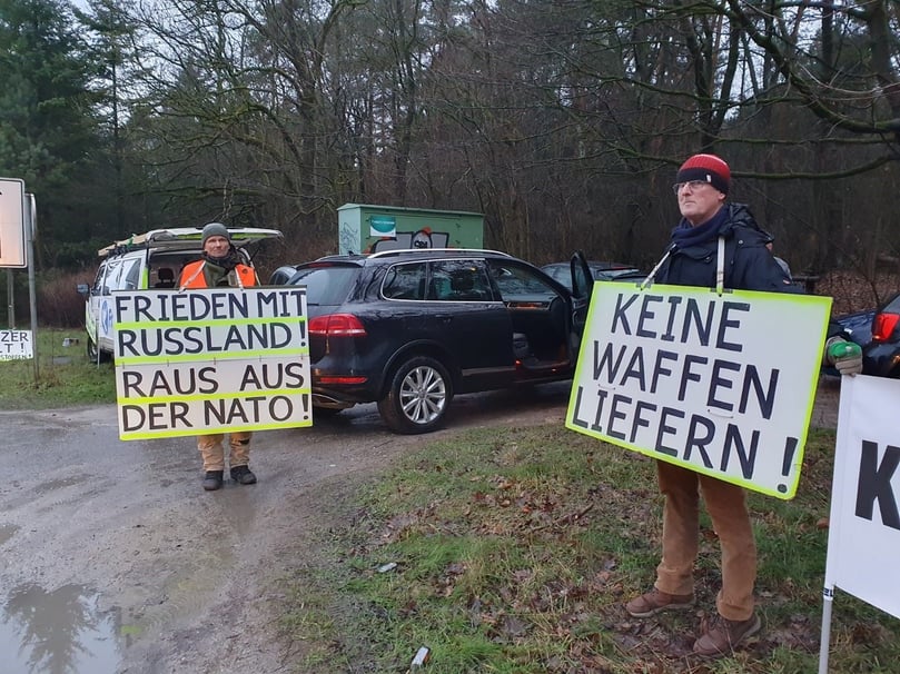 Die Demonstranten sprechen sich gegen die Lieferung von Leopard-Panzern an die Ukraine aus.