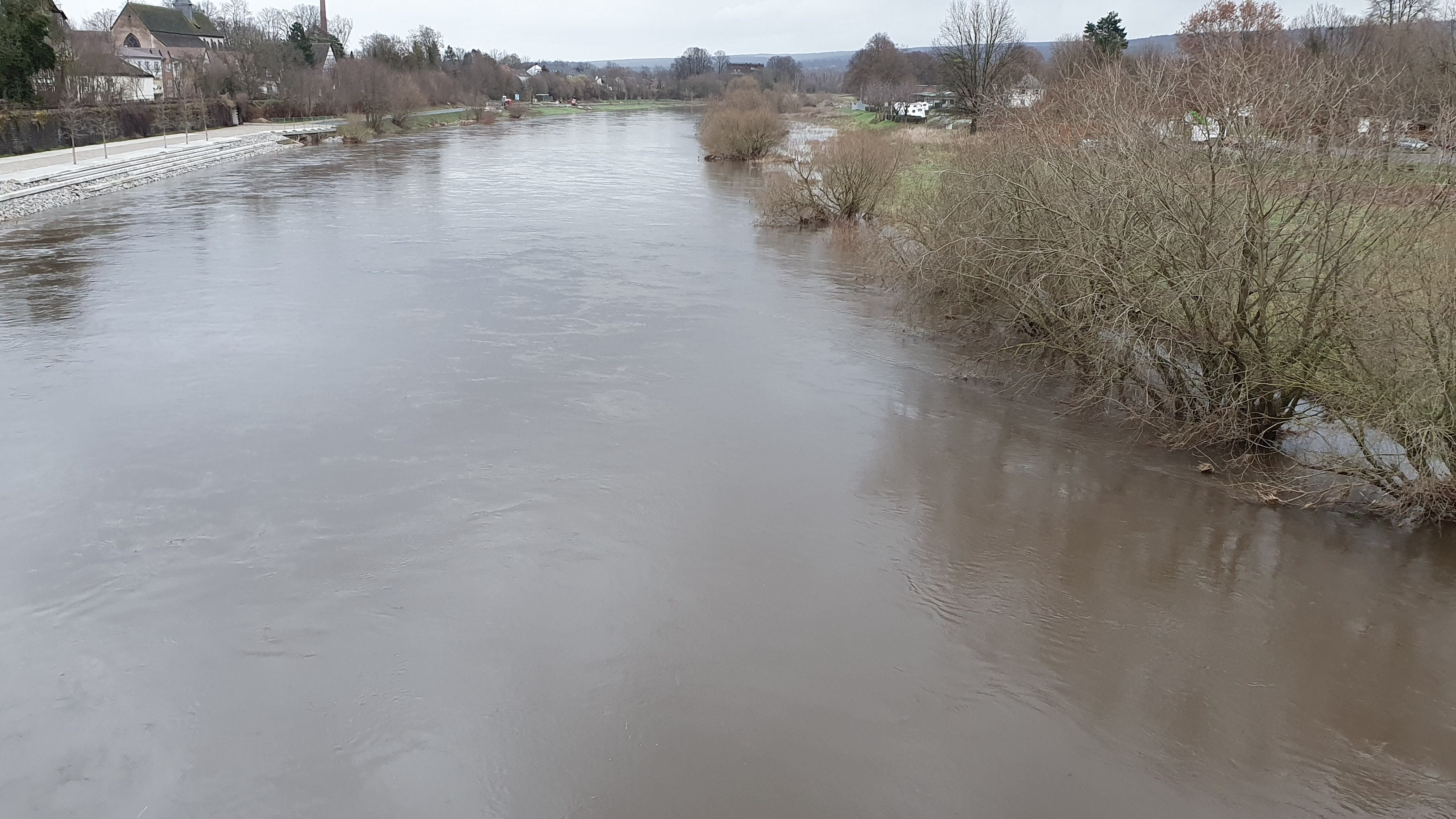 Hochwasserwelle In Höxter: Weser Hat Dreieinhalb-Meter-Marke überschritten