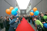 Großer Auflauf herrschte am Freitagmittag vor dem Lernhaus West der Mathilde-Anneke-Gesamtschule.